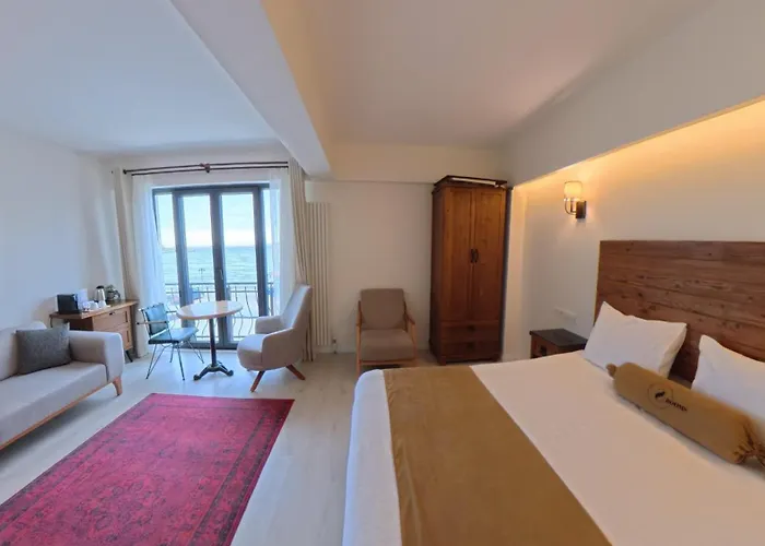 8 Rooms Hotel