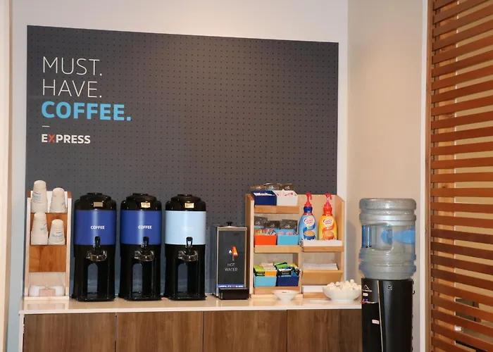 Holiday Inn Express&Suites Marquette, an IHG Hotel