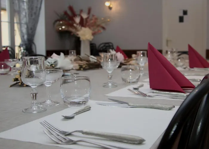 Logis Hotel Restaurant Auberge De La Cloche