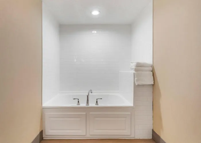 Comfort Inn & Suites Lavale - Cumberland