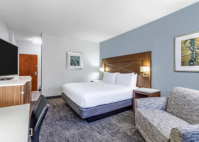 Doubletree By Hilton Milwaukee Downtown