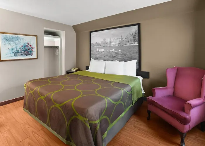 Super 8 By Wyndham Gananoque - Country Squire Resort