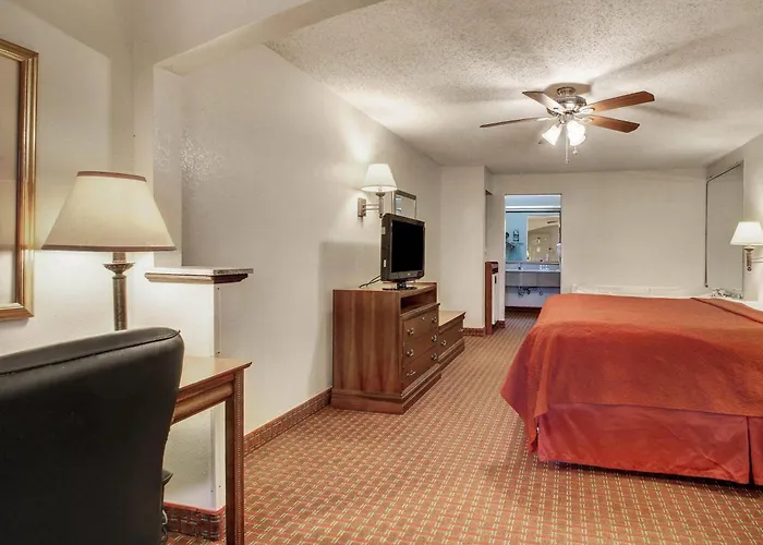 Quality Inn & Suites Clinton - Jackson West