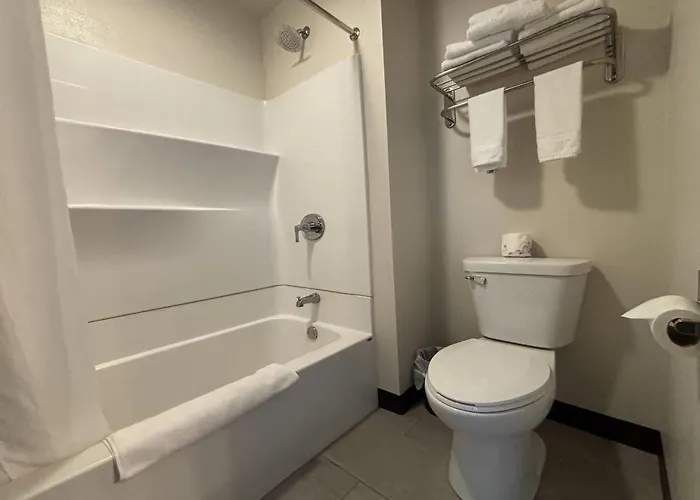 Travelodge By Wyndham Atlanta, Illinois