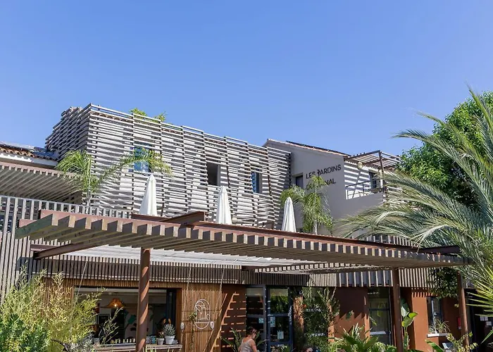 Hôtel les jardins du canal - piscine chauffée à 28 degrés - parking gratuit - garage - bornes électriques - accueil vélos et motos - kids friendly-solaire ecoresponsable