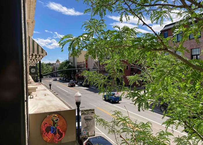 Luxe Main St Loft With Rooftop Lounge And Balcony