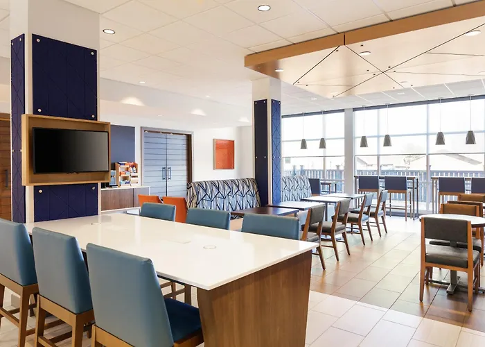 Holiday Inn Express & Suites Alexandria By Ihg