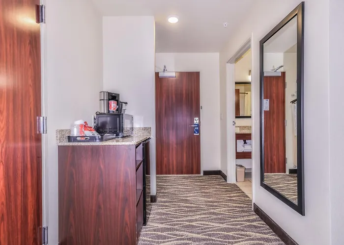Cobblestone Hotel&Suites - Monte Vista