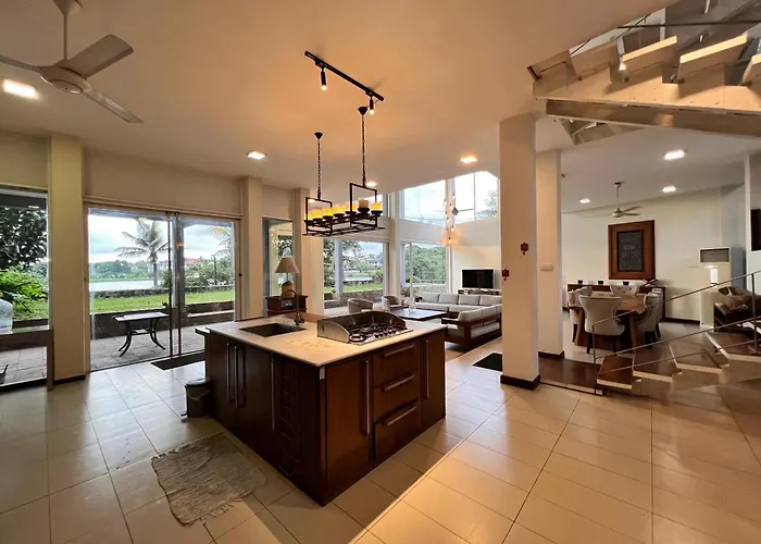 Lakeside Suites By Cmb Apartments