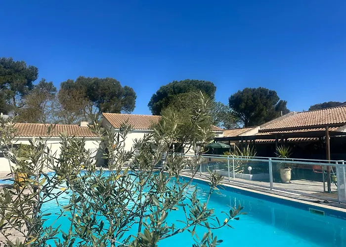 Les Aubuns Country Hotel