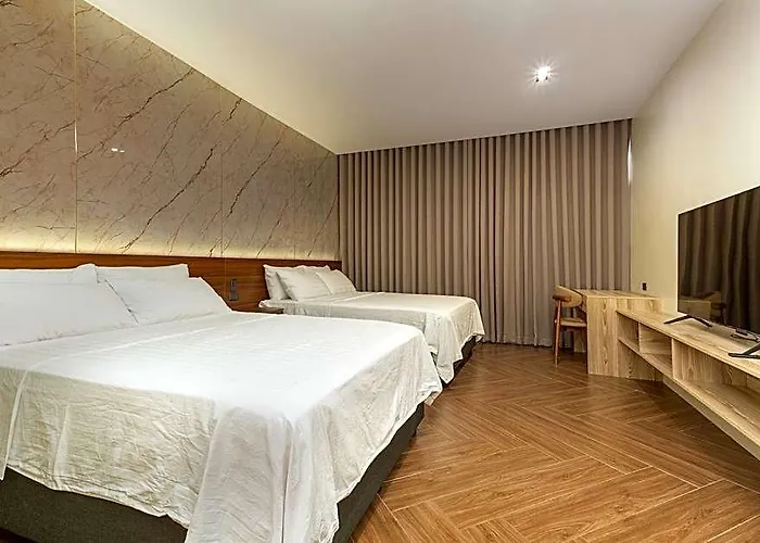 Exclusive 5-Br Villa 2 Pools Fast Dual Wi-Fi