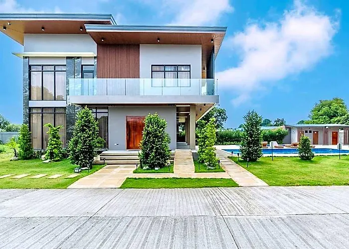 Exclusive 5-Br Villa 2 Pools Fast Dual Wi-Fi
