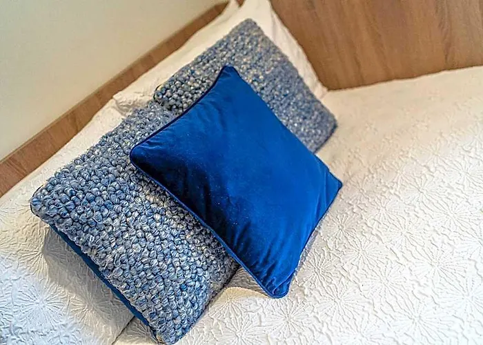 Wolverhampton Spacious Apt 12 Central Location