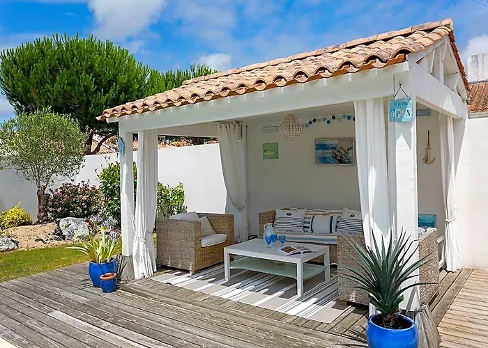 Spacious Villa By The Sea