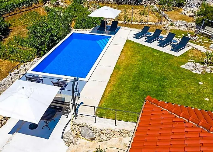 Villa Majkovica - 4 Bedroom Villa With Private Pool & En-Suite Bathrooms & Parking