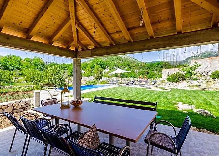 Villa Majkovica - 4 Bedroom Villa With Private Pool & En-Suite Bathrooms & Parking