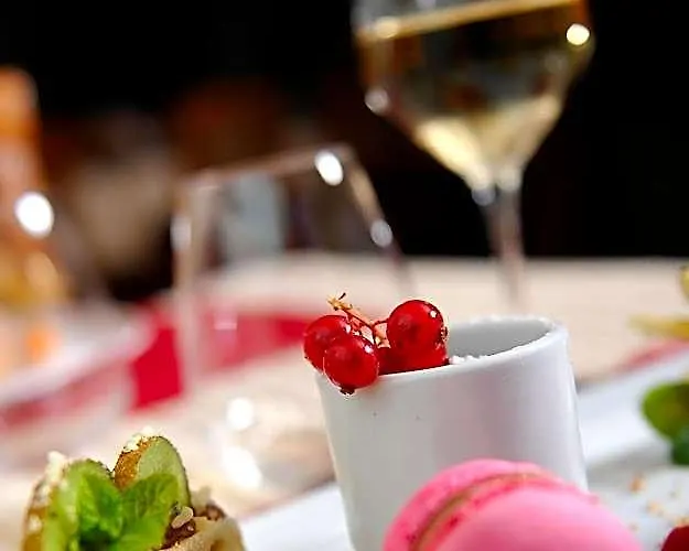 Le Lion D'Or - Logis Hotels - Hotel 2 Etoiles Et Restaurant