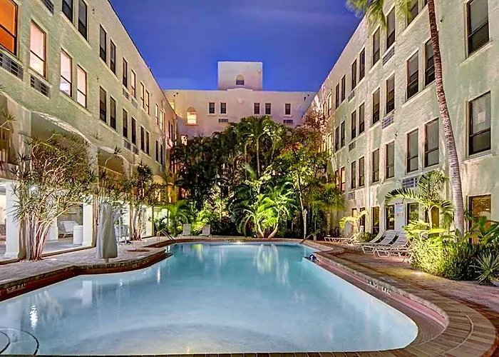 Palm Beach Hotel With Juliette Balconies! 2 Blocks From Beach! Historic Landmark