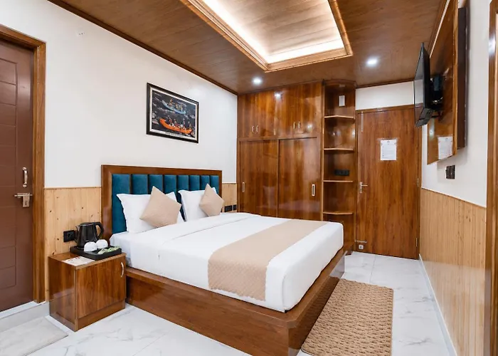 The Dogri Boutique Cottage, Mashobra - Luxury Cottage With Scenic Mountain View