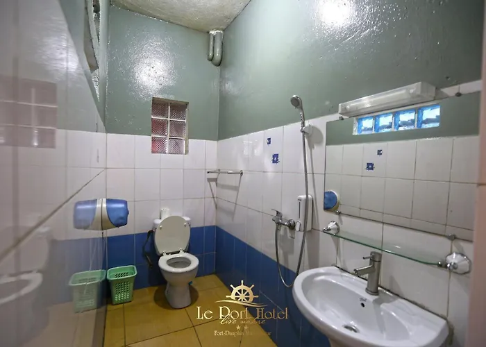 Le Port Hotel