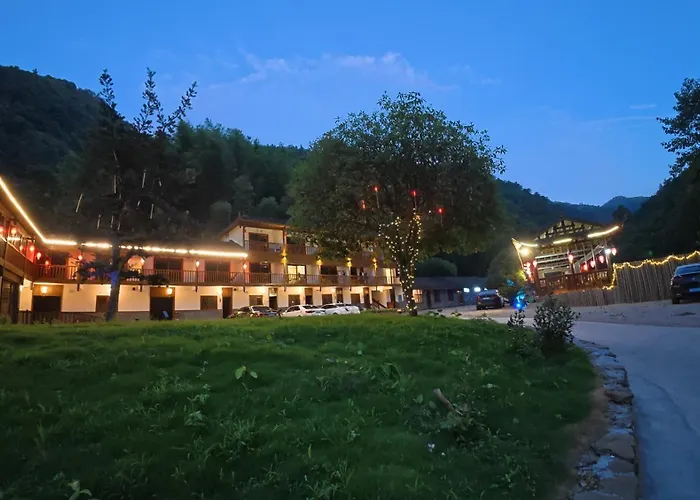 Baofeng Xianju, Wulingyuan District, Zhangjiajie City
