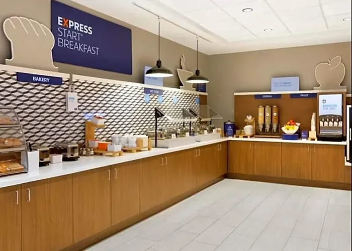 Holiday Inn Express Mentor Banquet Center By Ihg