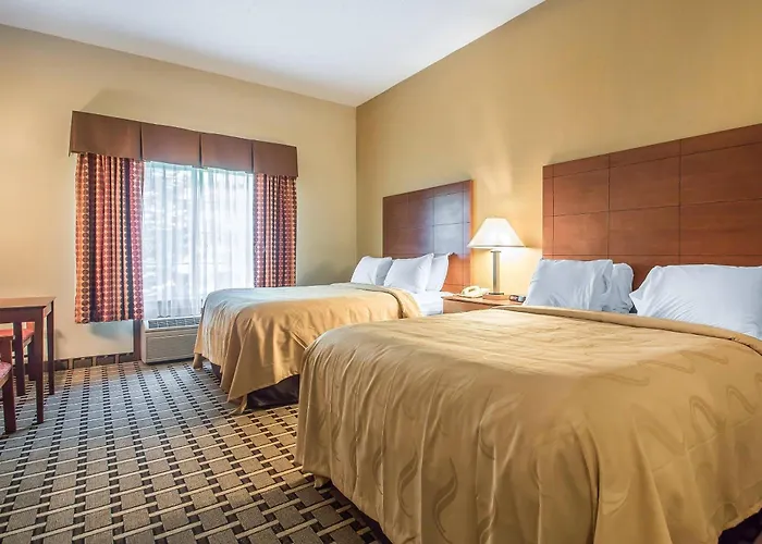 Quality Inn & Suites East Troy I-43