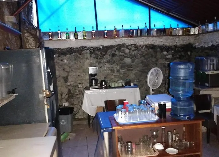 Hotel La Cueva Limon