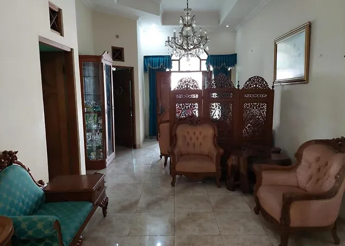 Oyo 95178 Azifa Guest House