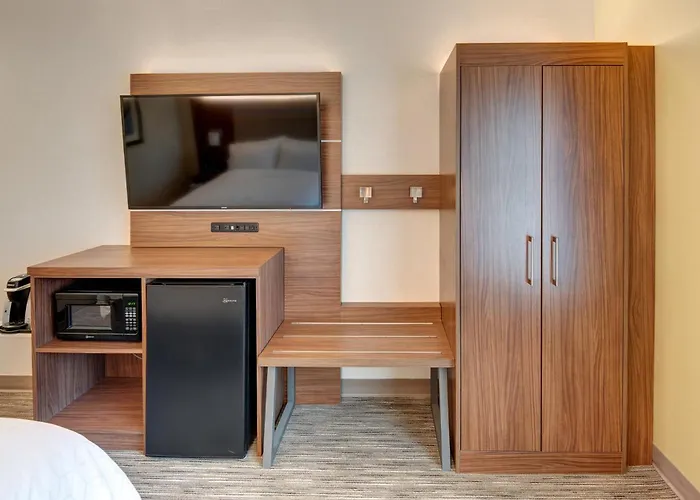 Holiday Inn Express & Suites West Long Branch - Eatontown By Ihg