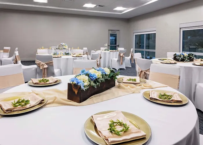 Holiday Inn Express & Suites - Madison By Ihg