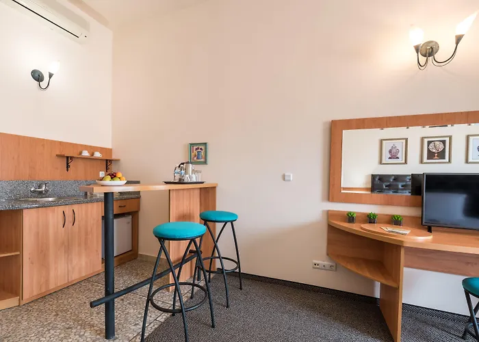 Lotus Family Hotel - Free Parking