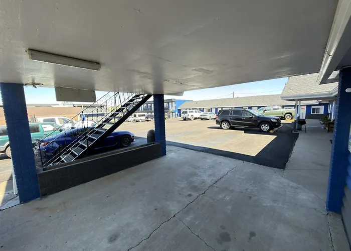 Riverside Motel And Suites