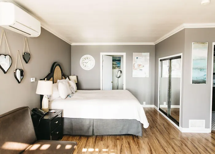 Seaside Laguna Inn & Suites