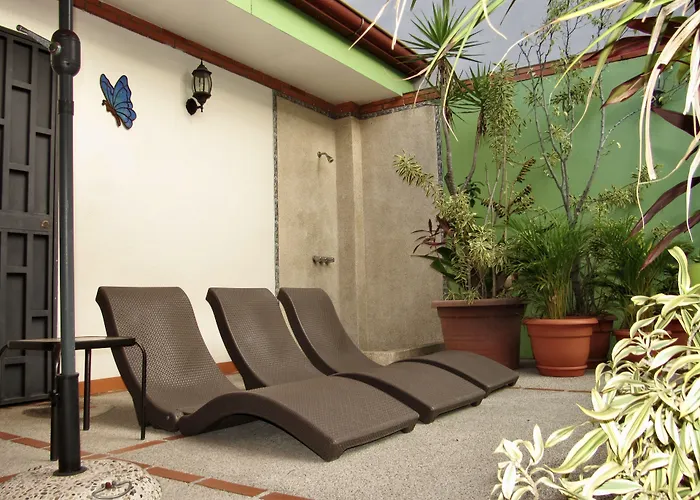 Hotel La Guaria Inn & Suites