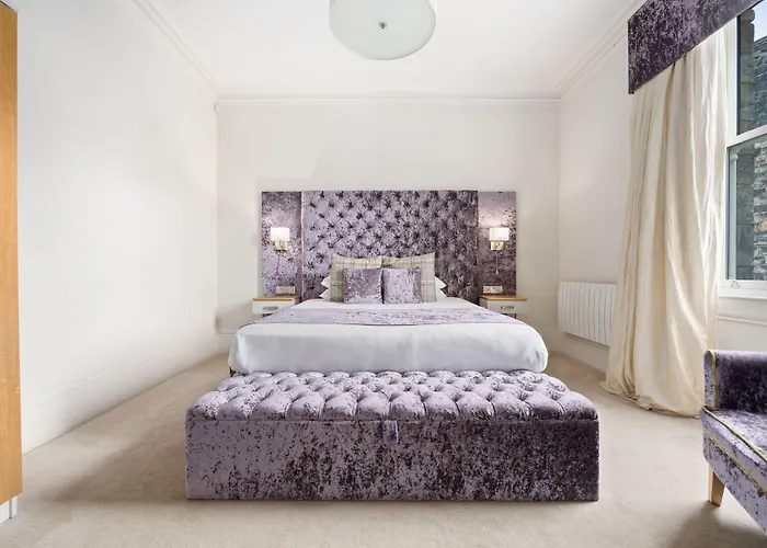 White Hart Hotel & Apartments