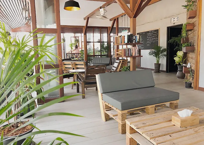 The Reef Hotel & Studios