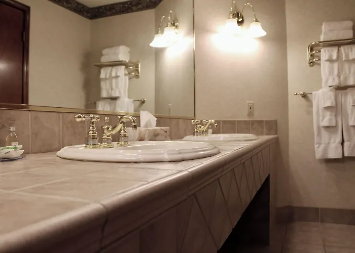 Carlton Lodge Hotel And Suites