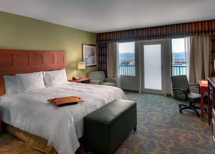 Hampton Inn & Suites Astoria