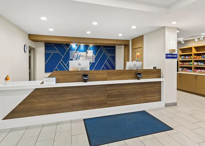 Holiday Inn Express & Suites Fairmont By Ihg