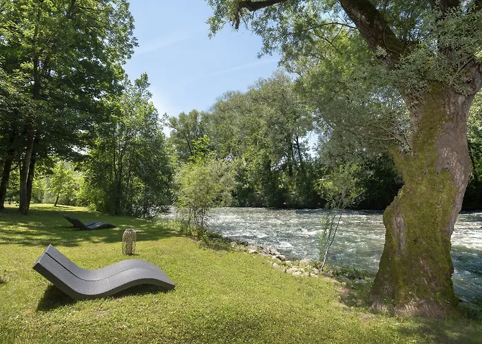 Logis Hôtel Restaurant Les 2 Rives - A75, en bordure de rivière