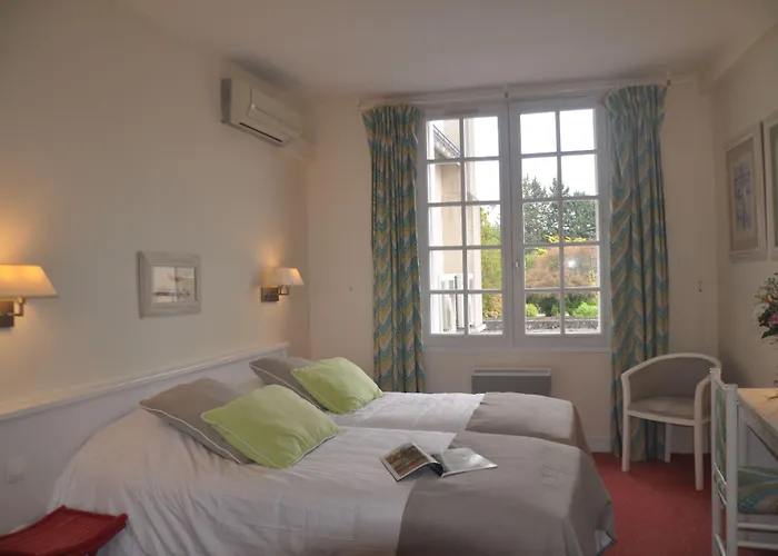 Logis Hotels Auberge Du Centre Chateaux de la Loire