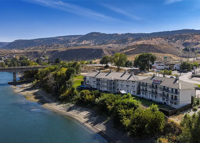 Riverland Inn & Suites
