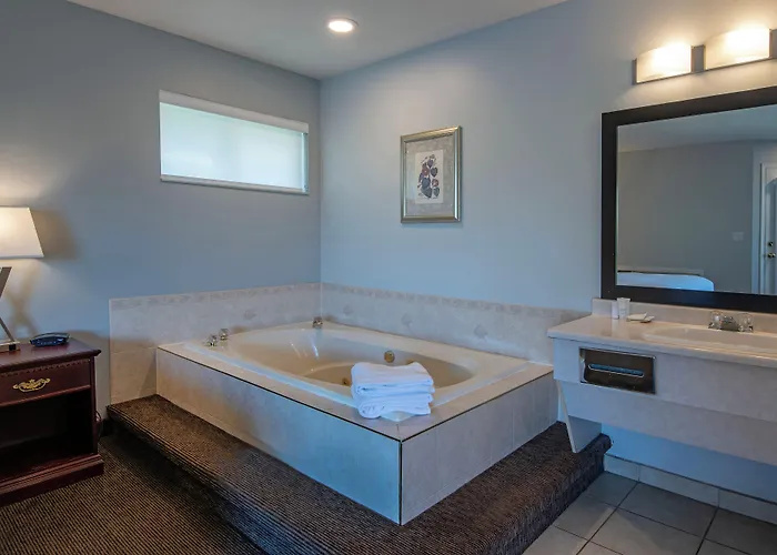 Riverland Inn & Suites
