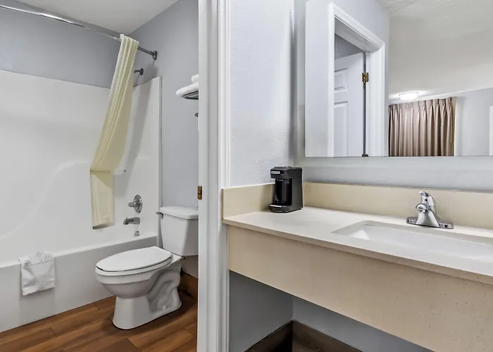 Econo Lodge Inn & Suites Cayce I-26 Airport
