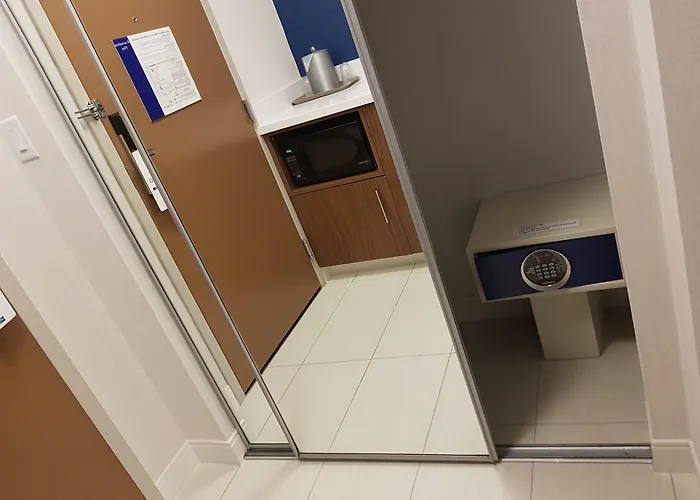 Holiday Inn Express And Suites Surrey By Ihg