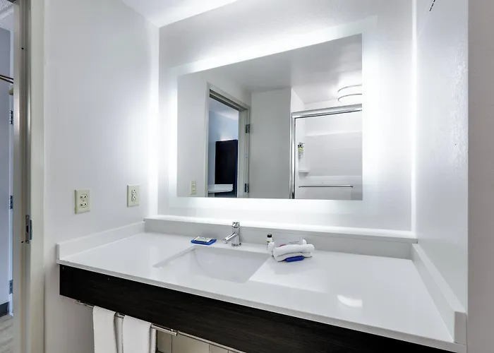 Holiday Inn Express Hotel & Suites Dublin By Ihg