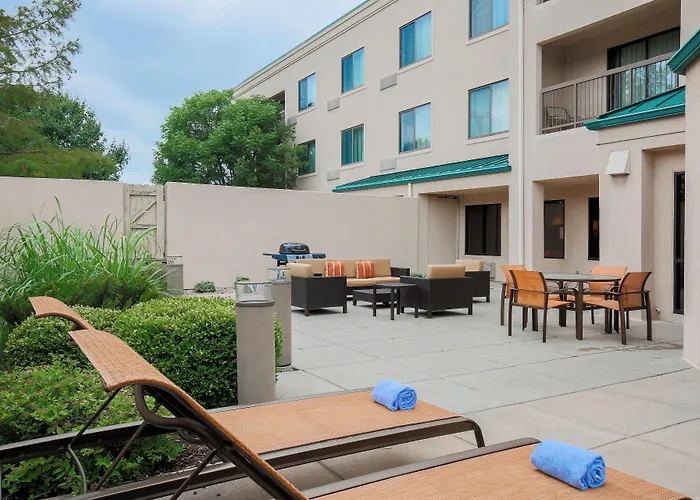 Courtyard By Marriott Topeka
