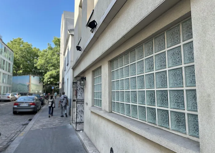 Merryl Hotel