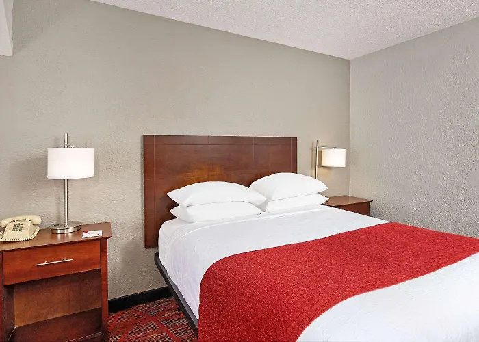 Ramada By Wyndham Bowling Green